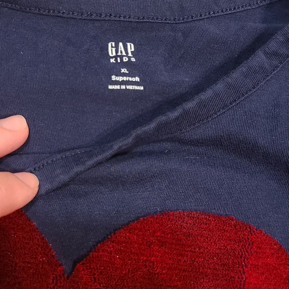 🍦 Gap Velour rainbow heart tee🧋